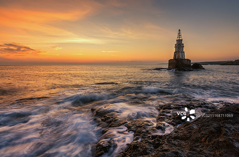 保加利亚阿赫托波尔灯塔的朦胧日出，蓝色时分海景长曝光图片素材