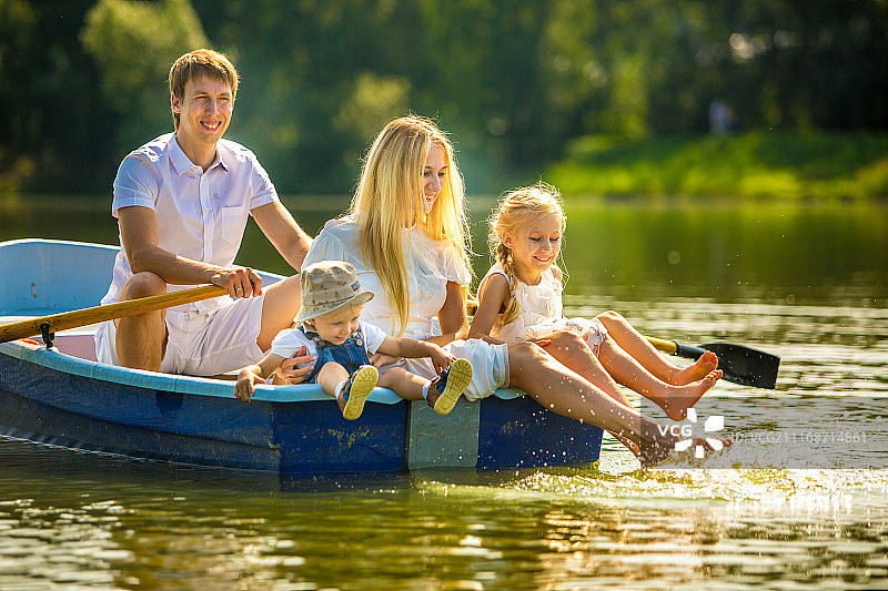 家庭照片：可爱的女孩图片素材