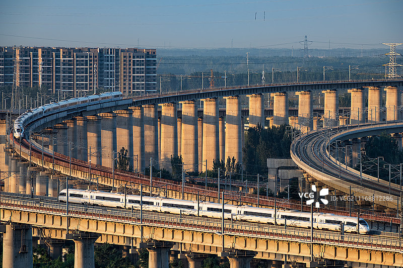 和谐号高速列车高速运行图片素材