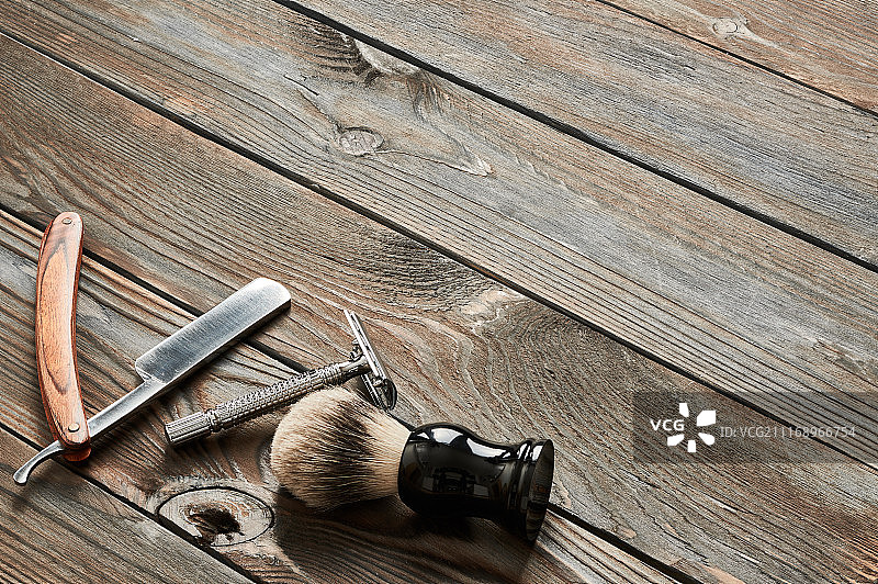 旧木背景上的复古理发店工具图片素材