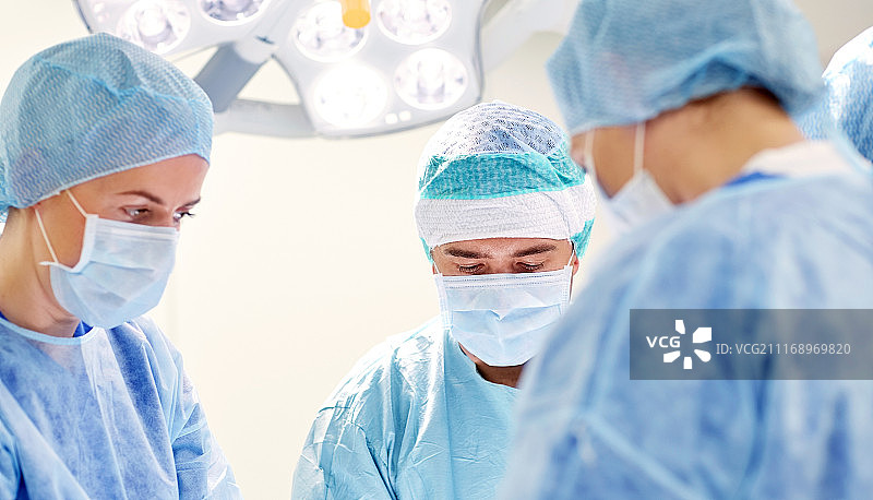 医院手术室外科医生团队手术场景图片素材