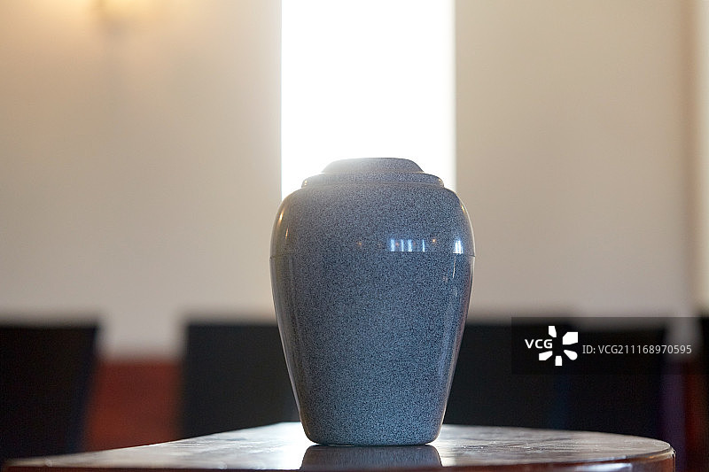 葬礼和哀悼概念：教堂桌子上的骨灰瓮图片素材