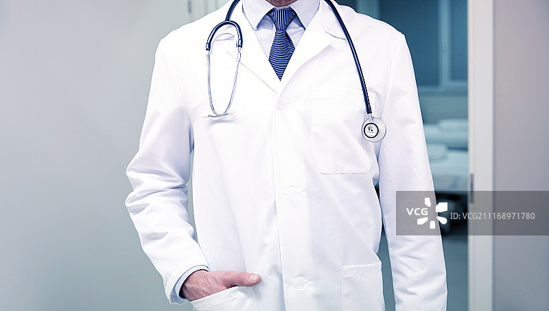 医院里穿白大褂戴听诊器的医生特写图片素材