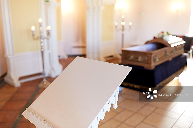 教堂葬礼哀悼概念，棺材与讲台图片素材