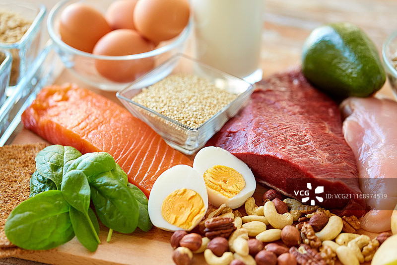 健康饮食理念：餐桌天然高蛋白食物图片素材