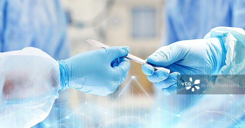 外科手术场景：外科医生在手术室用手术刀做手术特写图片素材