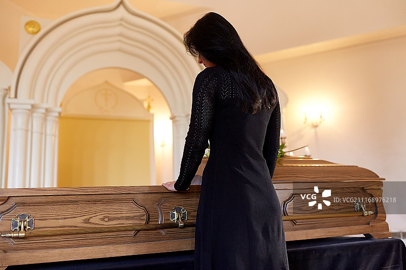 人物与哀悼概念：在东正教教堂葬礼上，悲伤的女人与棺材图片素材