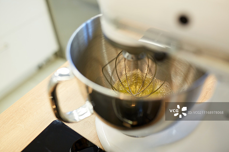 电动搅拌机在厨房搅拌蛋清图片素材