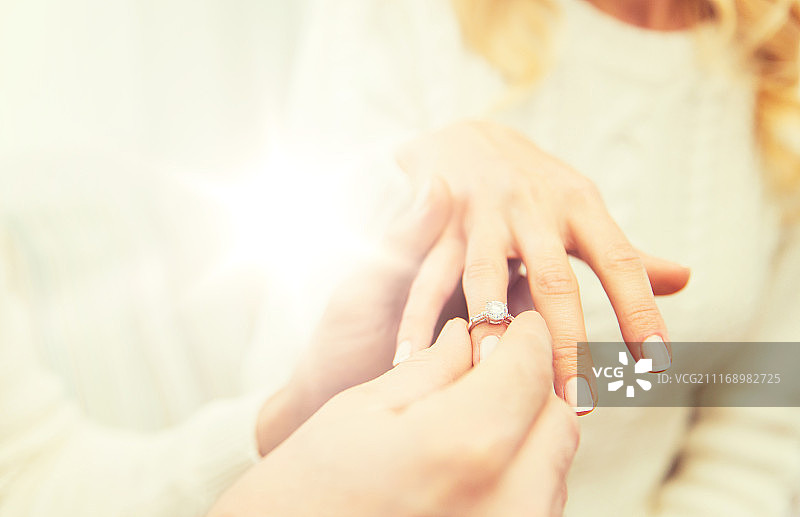 情侣假日：男子赠女子钻戒特写图片素材