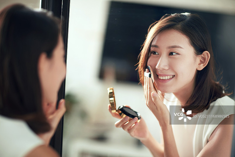 年轻美女扑粉化妆图片素材
