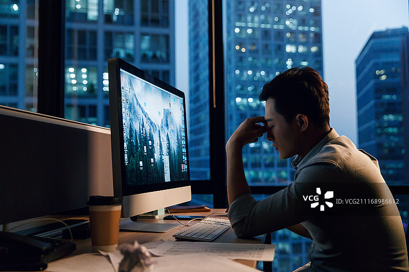 商务青年男人在办公室加班图片素材