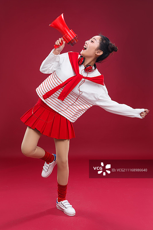 青年女人拿着话筒图片素材