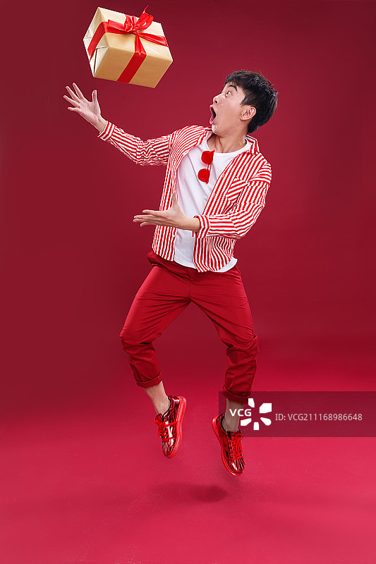 拿着礼品盒的青年男人图片素材