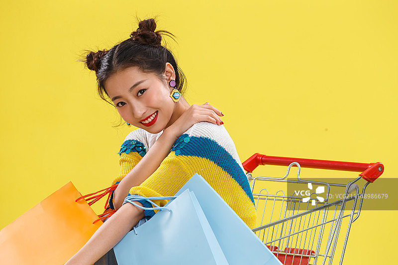 青年女人购物图片素材