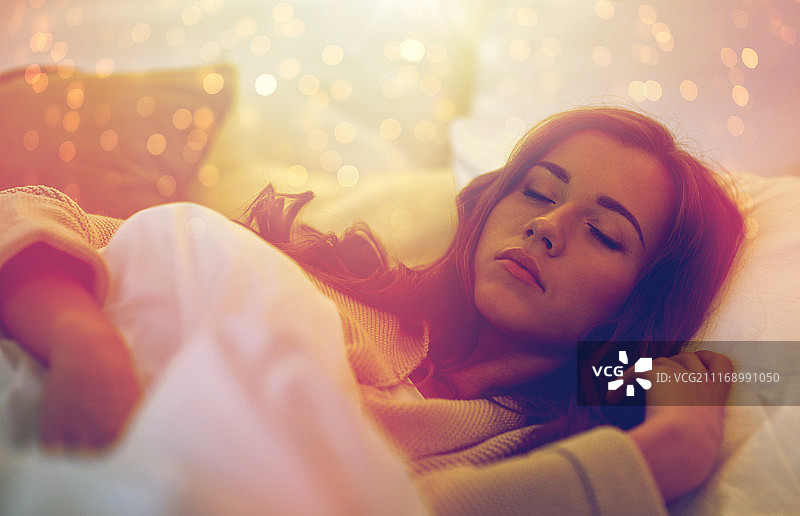 居家睡眠的年轻女人图片素材