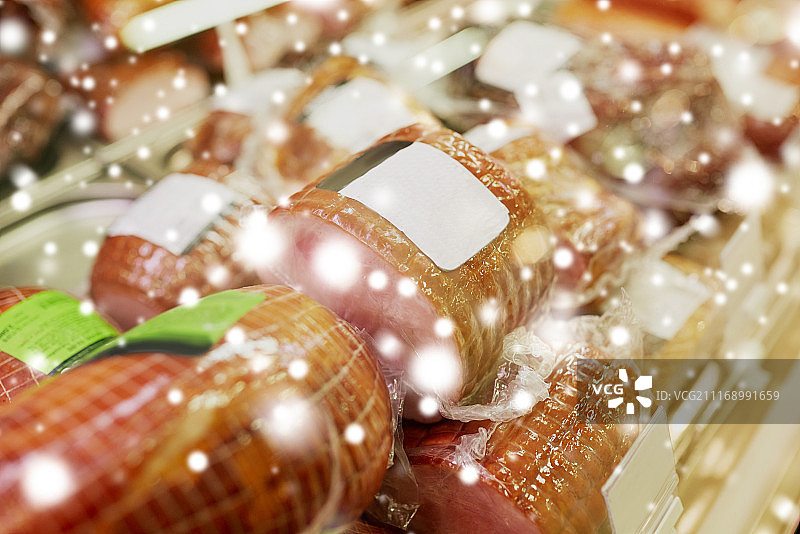 肉类、促销和食品概念——杂货店摊位上的火腿图片素材