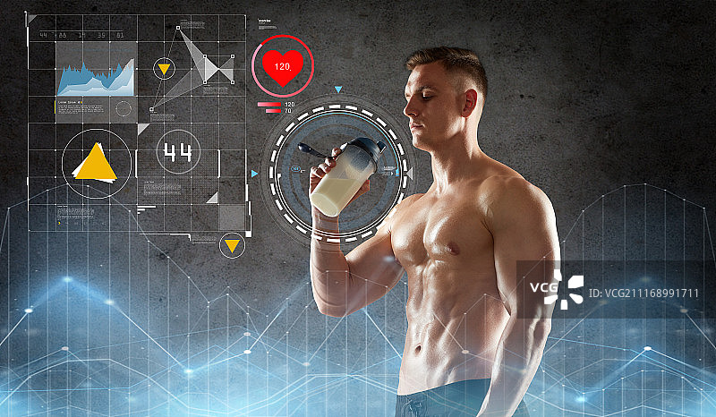 拿着蛋白奶昔瓶的健壮男人图片素材