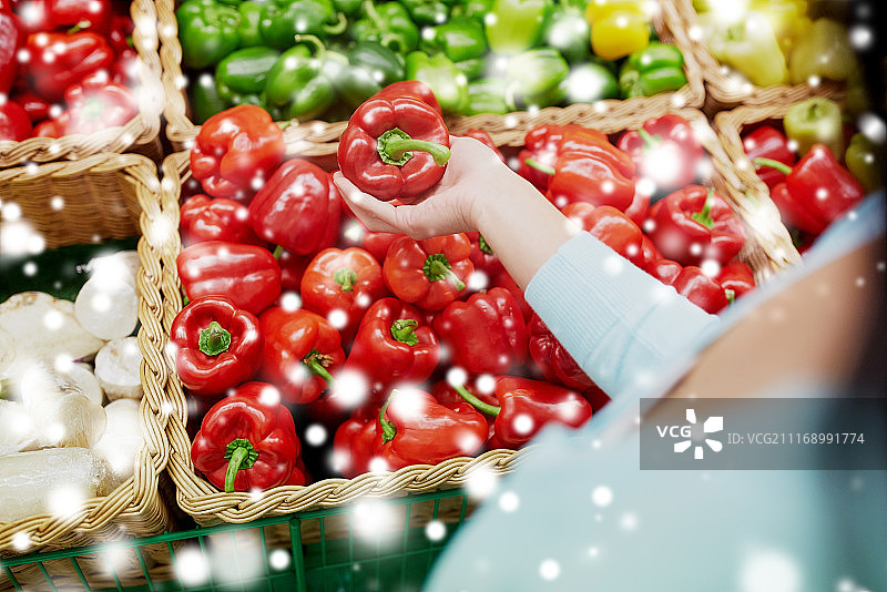 促销、购物、食品、消费与人物概念：在杂货店购买甜椒或辣椒的女顾客图片素材