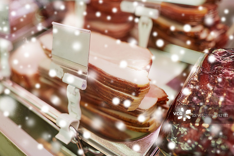 肉类、促销和食品概念——杂货店摊位上的火腿图片素材