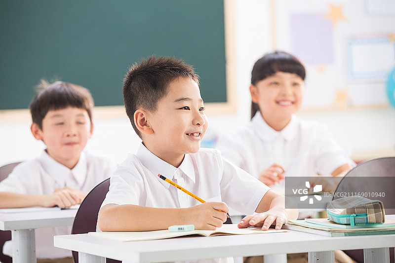 小学生在教室里学习图片素材