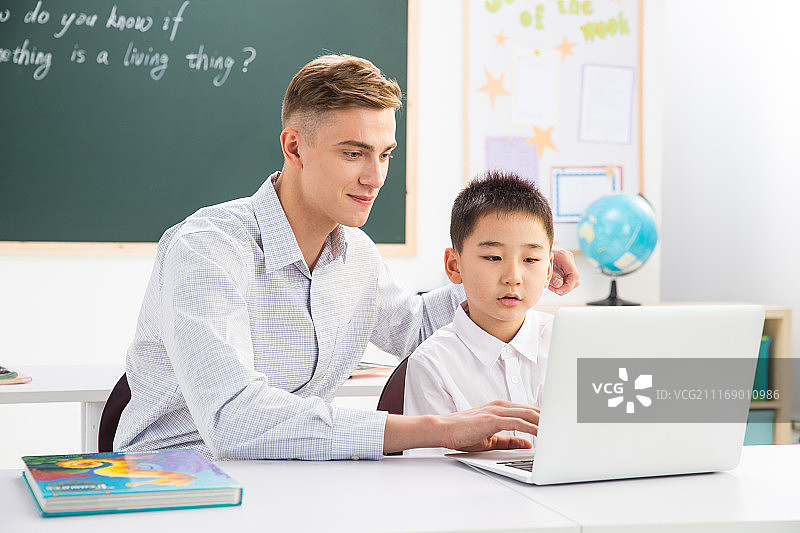 老师在指导小学生学习图片素材