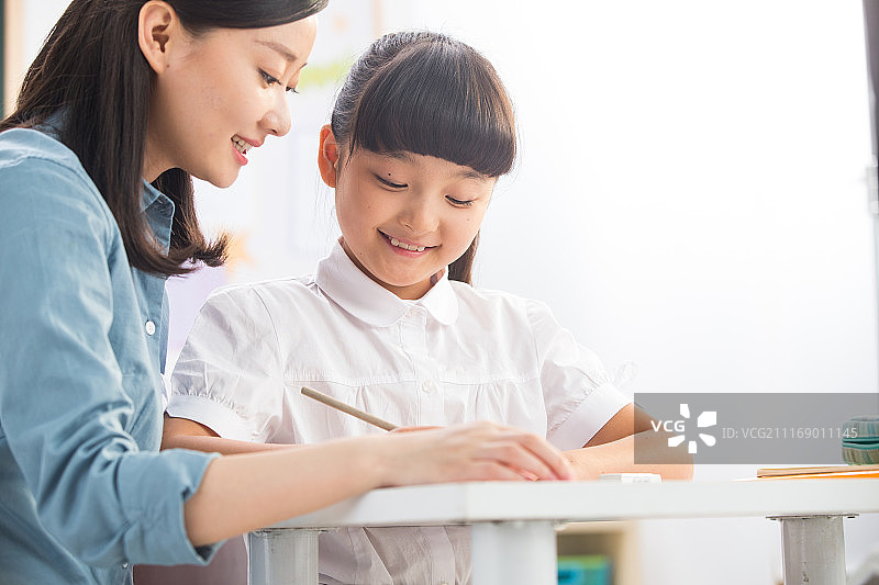老师在指导小学女生学习图片素材