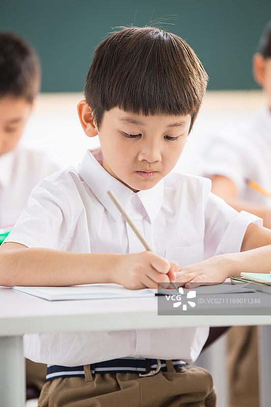 小学生在教室里学习图片素材
