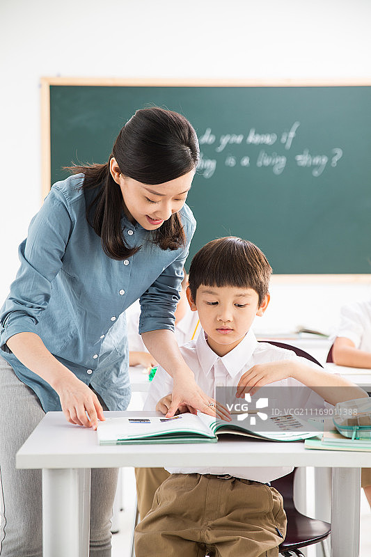 老师在指导小学生学习图片素材