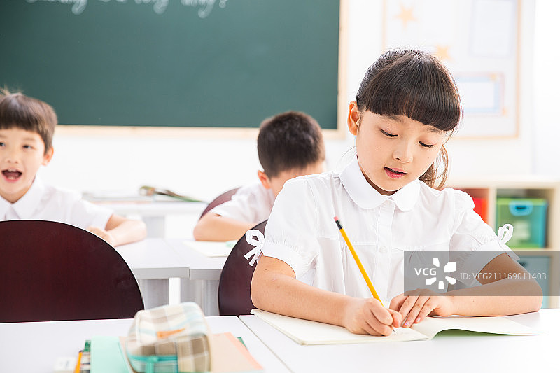 小学生在教室里学习图片素材