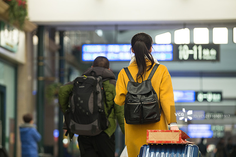 青年女人在火车站图片素材