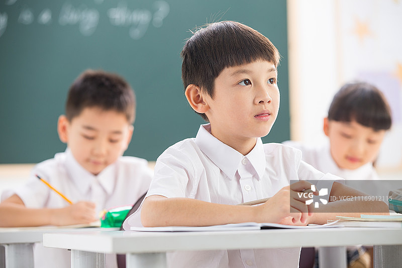 小学生在教室里学习图片素材