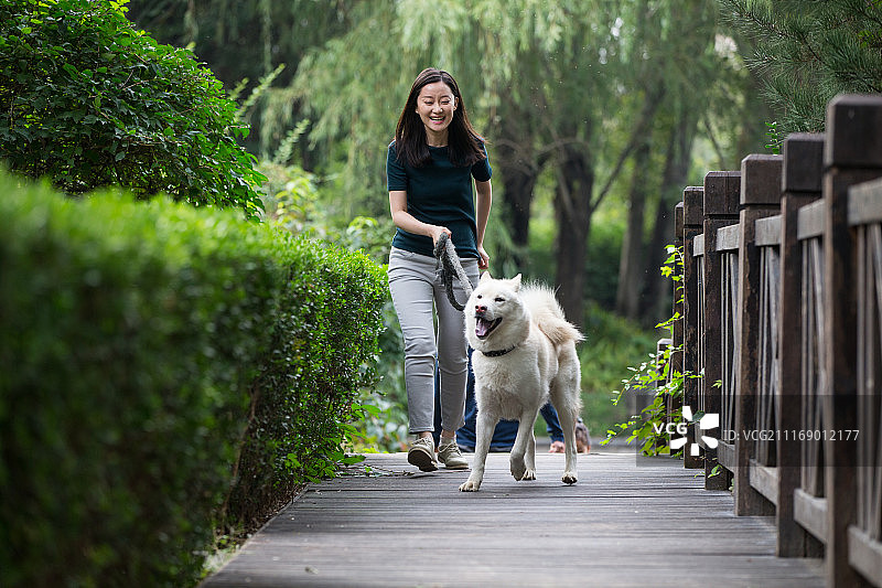 青年女人在户外散步图片素材