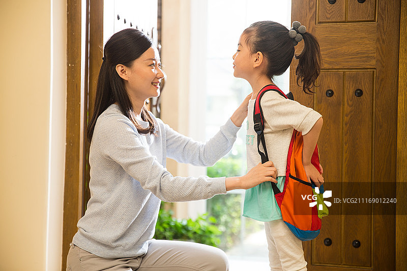 妈妈送女儿去上学图片素材