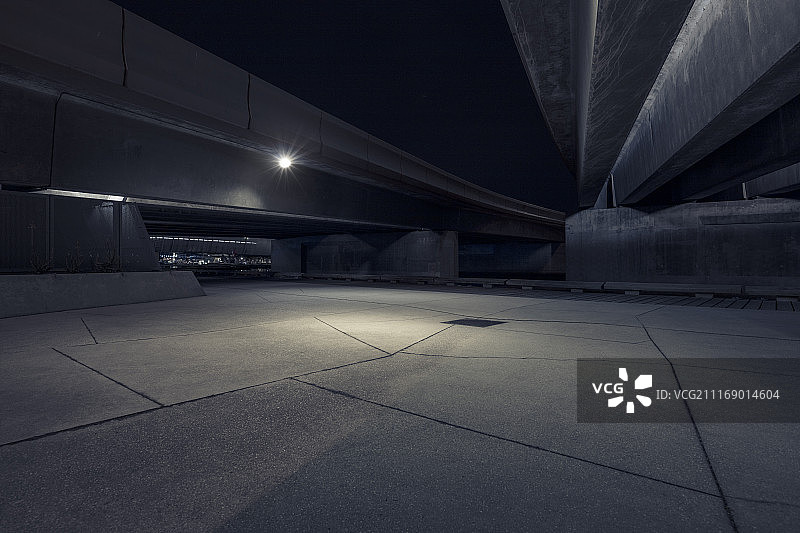 城市地下通道的忧郁灯光图片素材