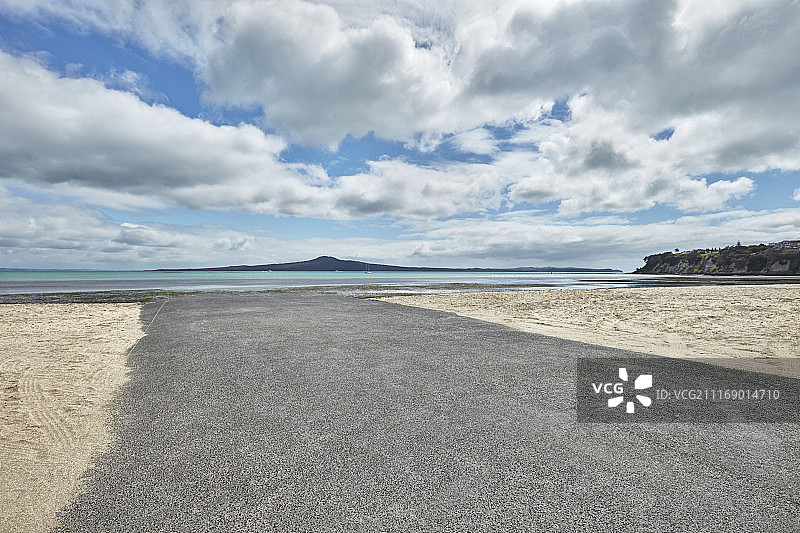 沙滩上穿过沙子的密封斜坡图片素材