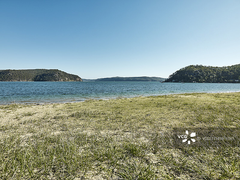 草地堤岸后的海洋图片素材