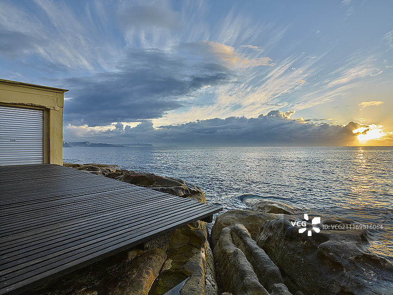 水边的旧船棚图片素材