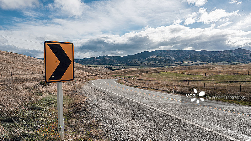 新西兰黄色公路黄指示牌图片素材