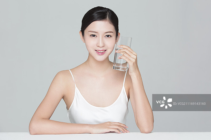 喝水的美丽女子图片素材