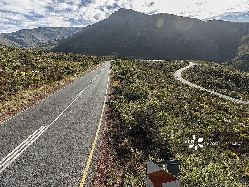 开阔荒芜景观中的发夹弯和蜿蜒道路图片素材