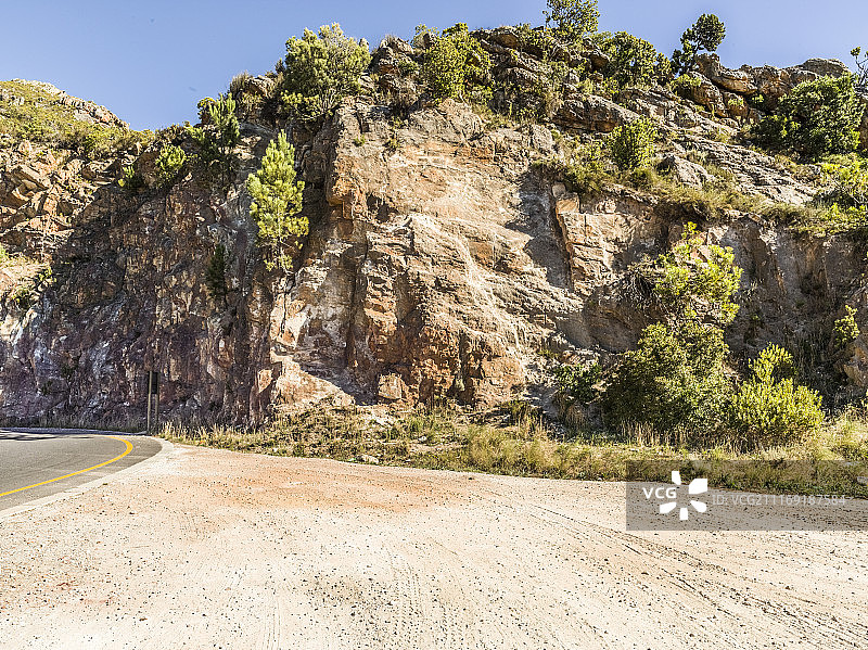 山区沥青路旁边的平坦沙地图片素材