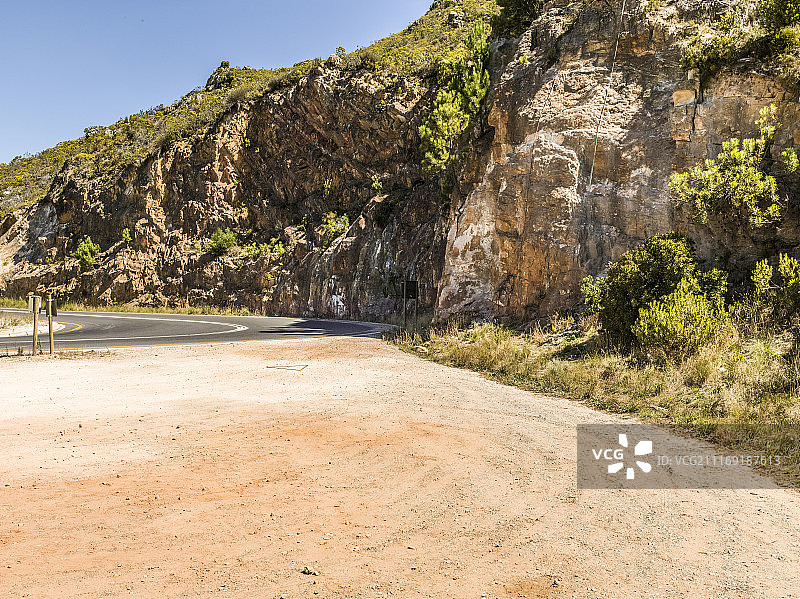 山区沥青路旁边的平坦沙地图片素材