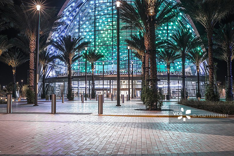 彩色玻璃现代建筑前的瓷砖路图片素材