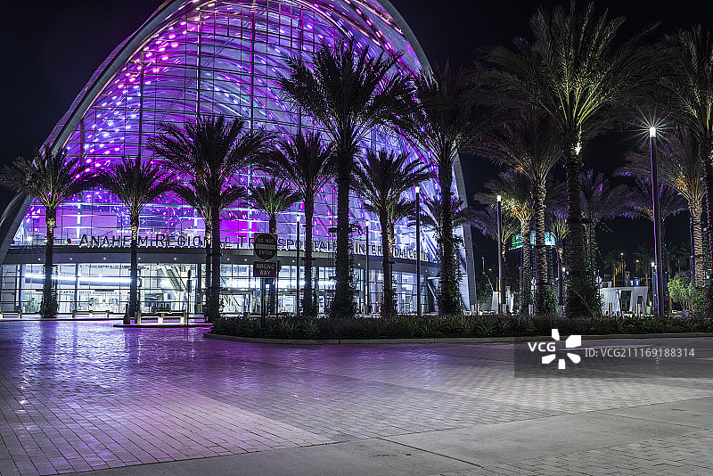 彩色玻璃现代建筑前的瓷砖路图片素材