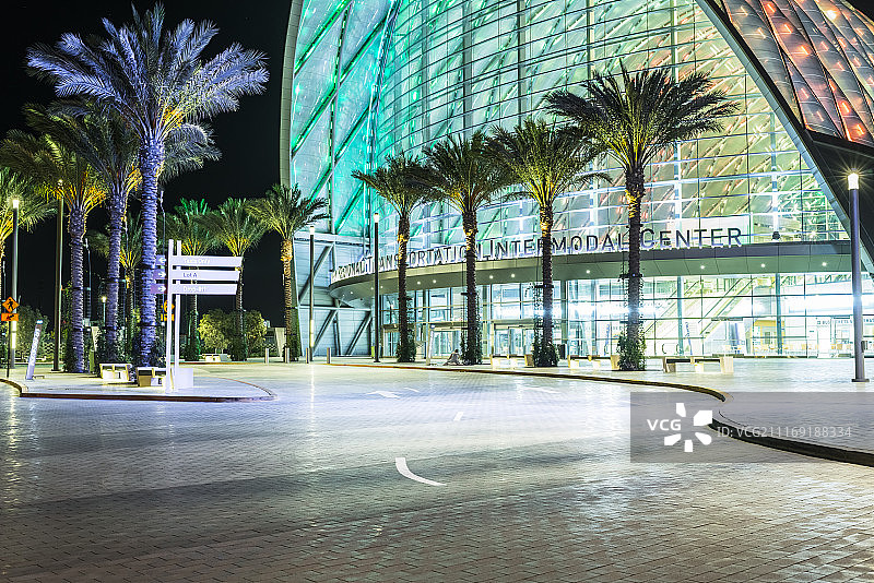 彩色玻璃现代建筑前的瓷砖路图片素材