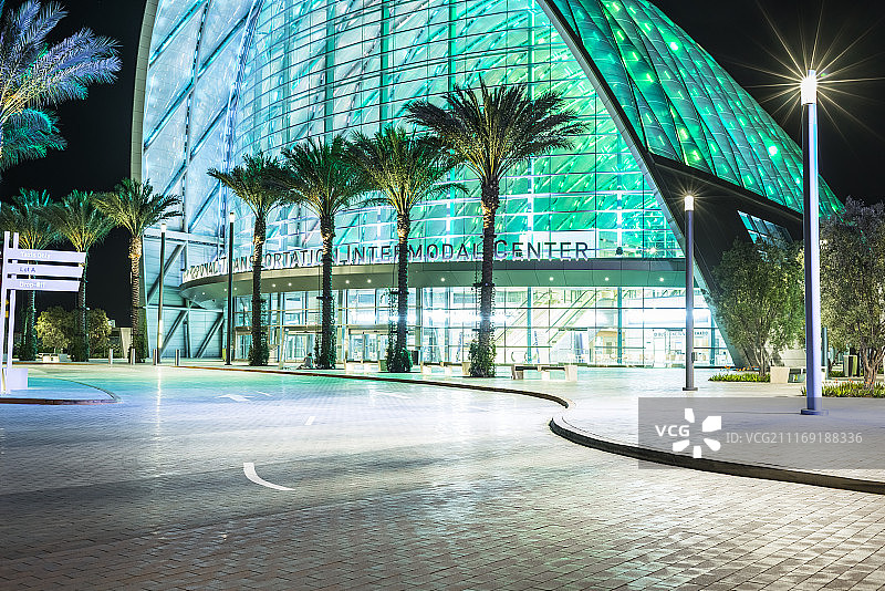 彩色玻璃现代建筑前的瓷砖路图片素材