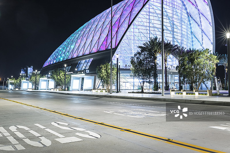 一条柏油路前面的彩色照明现代玻璃建筑图片素材