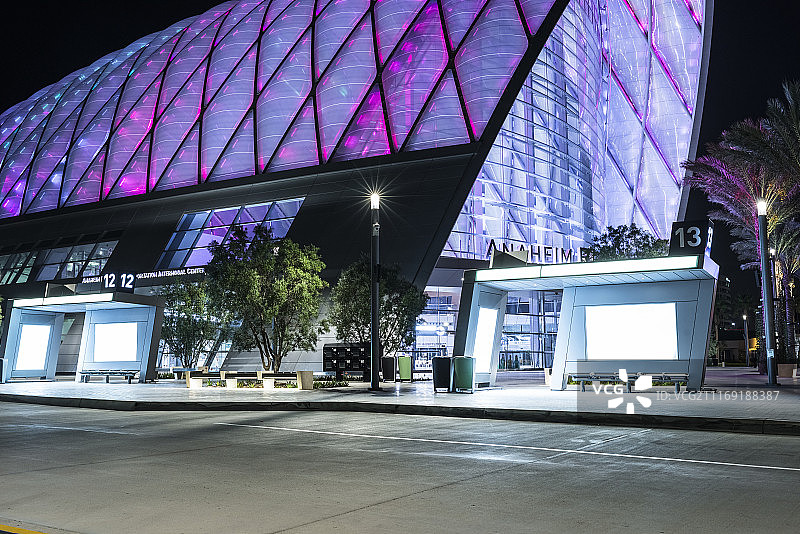 一条柏油路前面的彩色照明现代玻璃建筑图片素材