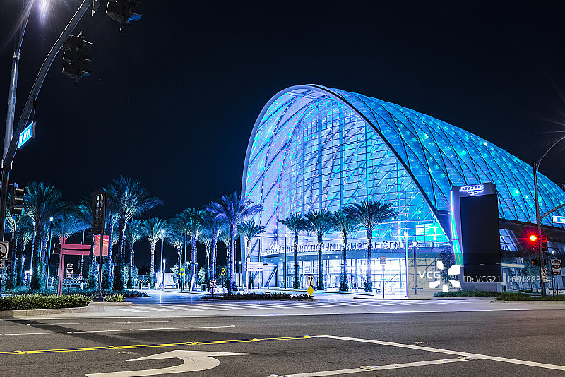 一条柏油路前面的彩色照明现代玻璃建筑图片素材