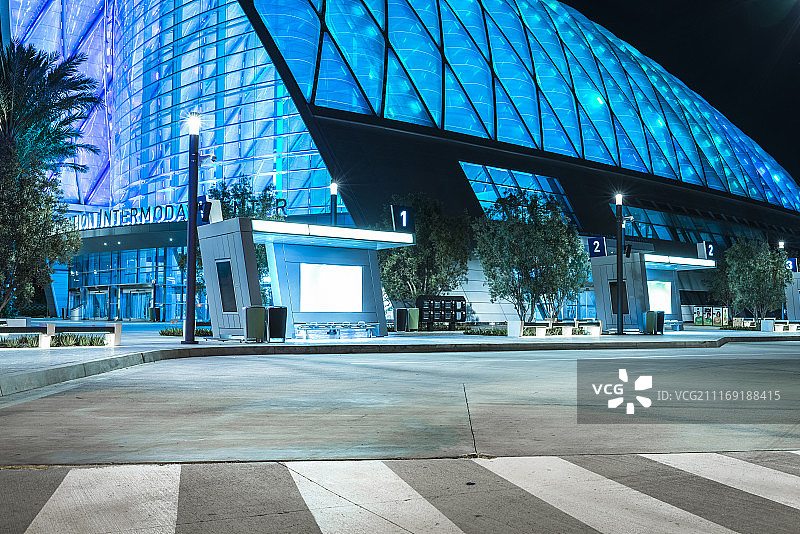 彩色照明现代玻璃建筑前的等候区图片素材